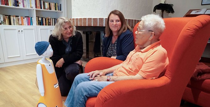 Kerstin Jühlich und Sophia Westphal (v.l.nr.) im Gespräch mit Helga Wolf und Navel. (Foto: ssc) Kerstin Jühlich und Sophia Westphal (v.l.nr.) im Gespräch mit Helga Wolf und Navel. (Foto: ssc)