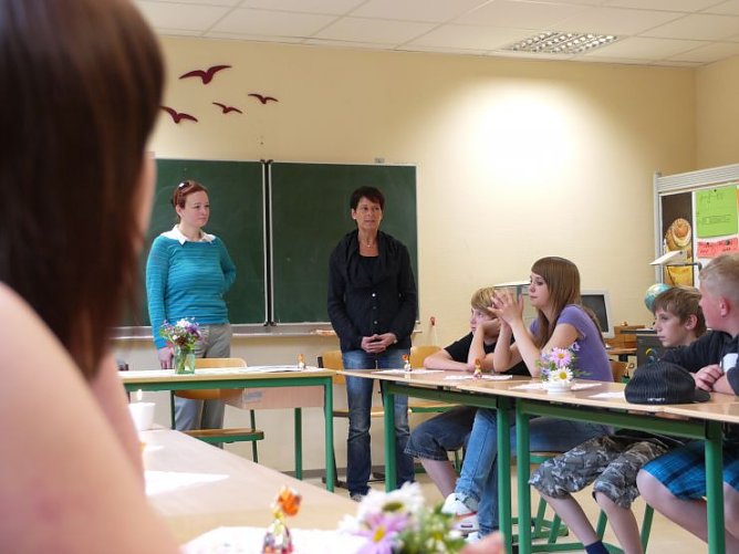 Frau Schneider und Bianca Henne er&ouml;ffnen die kleine Zeremonie (Foto: Angelo Glashagel)