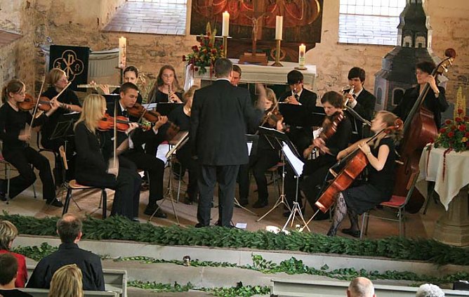 Orchestrale Kl&auml;nge in der Kirchen (Foto: nnz)