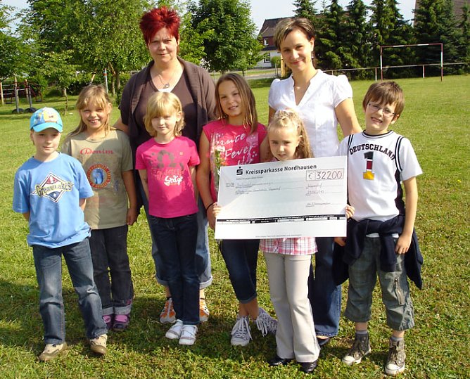 Scheck übergeben (Foto: Grundschule Wipperdorf) Scheck übergeben (Foto: Grundschule Wipperdorf)