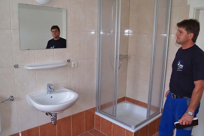 René Paetzold präsentiert eine modernes Bad (Foto: wbg) René Paetzold präsentiert eine modernes Bad (Foto: wbg)