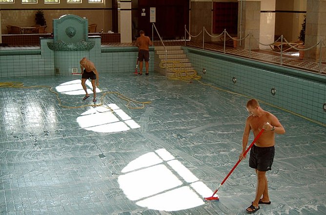 Saubermachen (Foto: Badehaus) Saubermachen (Foto: Badehaus)