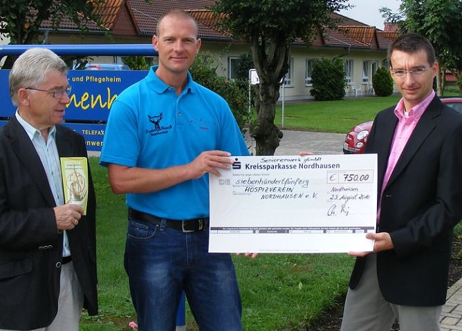 Scheck &uuml;berreicht (Foto: nnz)