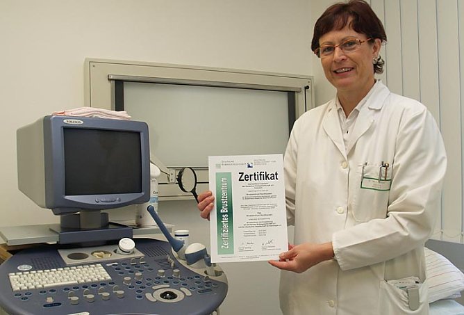 Dr. Schnohr mit Zertifikat (Foto: SHK)