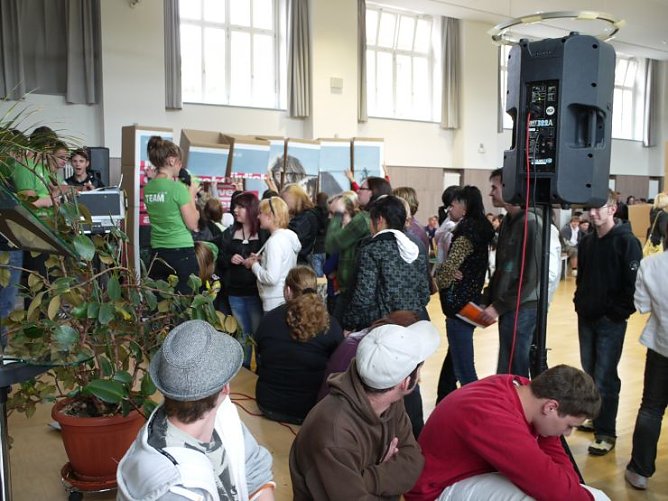 Schulhofinvasion in der Morgenröte (Foto: Angelo Glashagel) Schulhofinvasion in der Morgenröte (Foto: Angelo Glashagel)