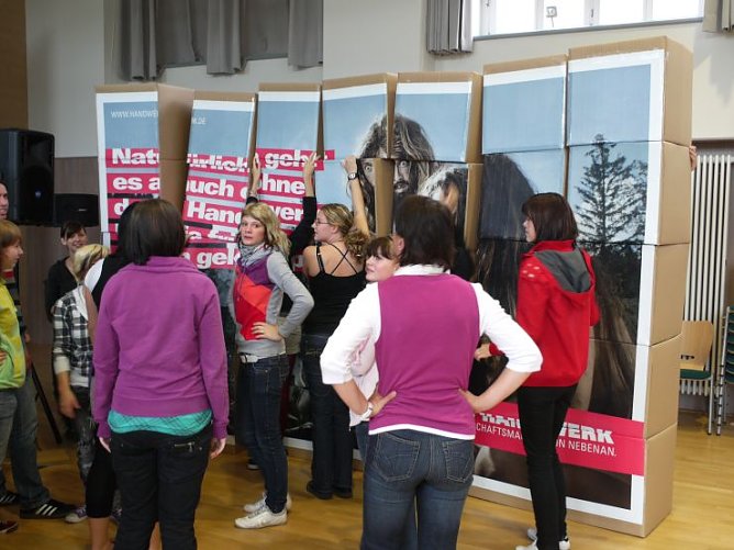 Schulhofinvasion in der Morgenröte (Foto: Angelo Glashagel) Schulhofinvasion in der Morgenröte (Foto: Angelo Glashagel)