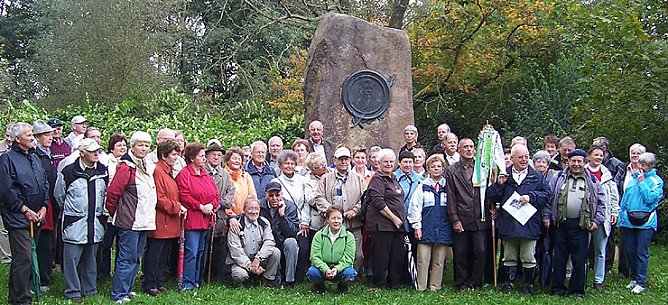 Am Gedenkstein des Gr&uuml;nders (Foto: pln)