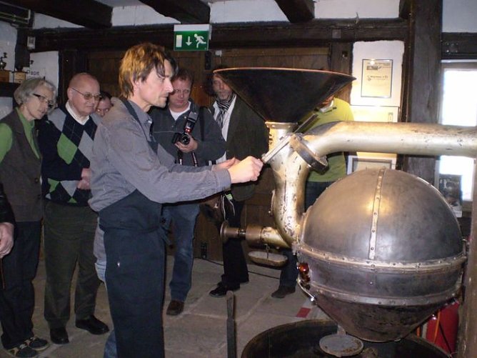 Beim Rösten zuschauen (Foto: I. Bergmann) Beim Rösten zuschauen (Foto: I. Bergmann)