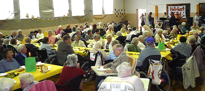 Freude bei älterer Generation (Foto: Klinik) Freude bei älterer Generation (Foto: Klinik)