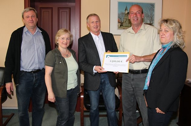 Übergeben (Foto: J. Piper) Übergeben (Foto: J. Piper)