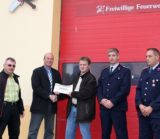 Übergeben (Foto: J. Piper) Übergeben (Foto: J. Piper)