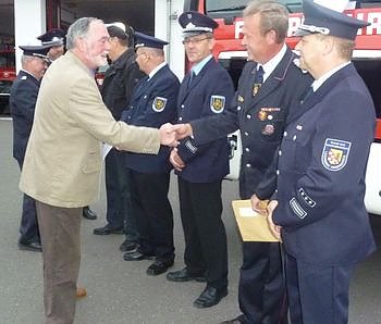 &Uuml;bergabe (Foto: E. Kagelmacher)