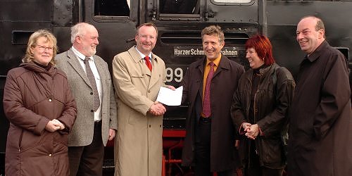 F&ouml;rdermittel &uuml;bergeben (Foto: Wiethoff)