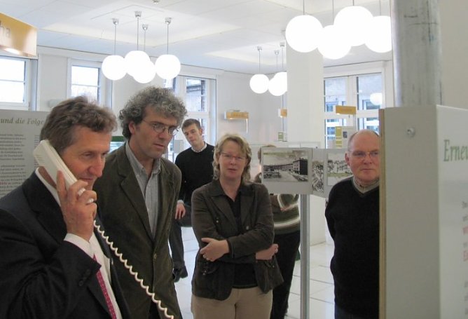 Er&ouml;ffnet und telefoniert (Foto: psv)