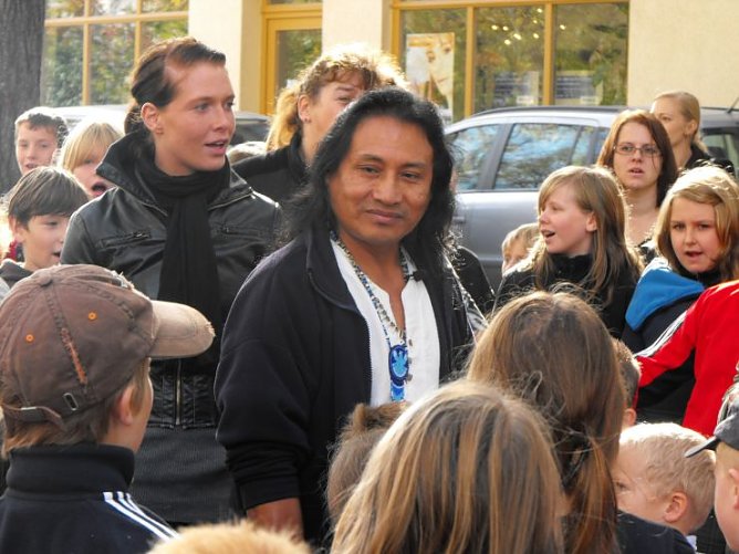 Abadio Green Stocel erkl&auml;rt den Kindern seine Lebenswelt (Foto: Angelo Glashagel)