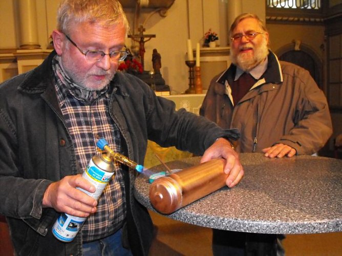 Lutz-Martin Figulla und Pfarrer Wolff beim verschlie&szlig;en der Zeitkapsel (Foto: Angelo Glashagel)