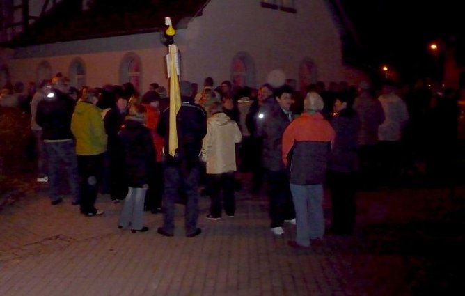 Ausharren in der Kälte (Foto: nnz) Ausharren in der Kälte (Foto: nnz)