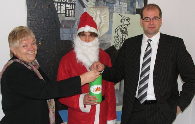 Grünwald, Jendricke beim Spenden (Foto: pln) Grünwald, Jendricke beim Spenden (Foto: pln)