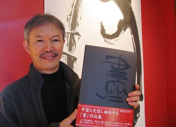 Der K&uuml;nstler und seine Werke (Foto: nnz)