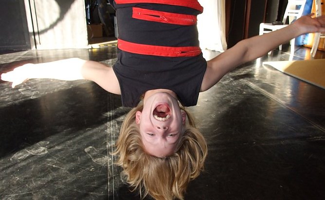 Kopfüber (Foto: Theater) Kopfüber (Foto: Theater)