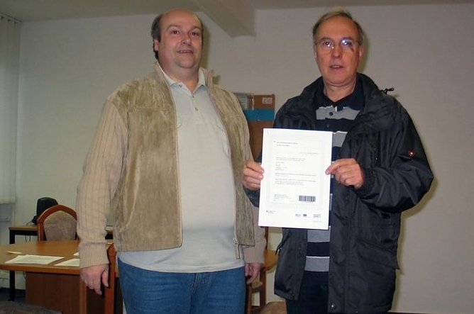 &Uuml;berreicht (Foto: J. Piper)