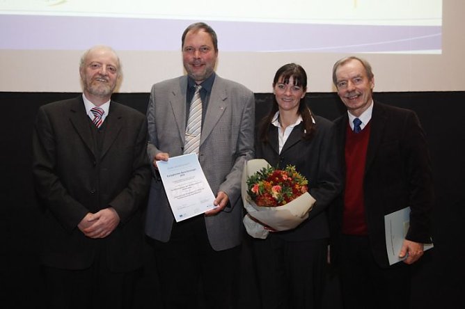 Übergeben (Foto: privat) Übergeben (Foto: privat)