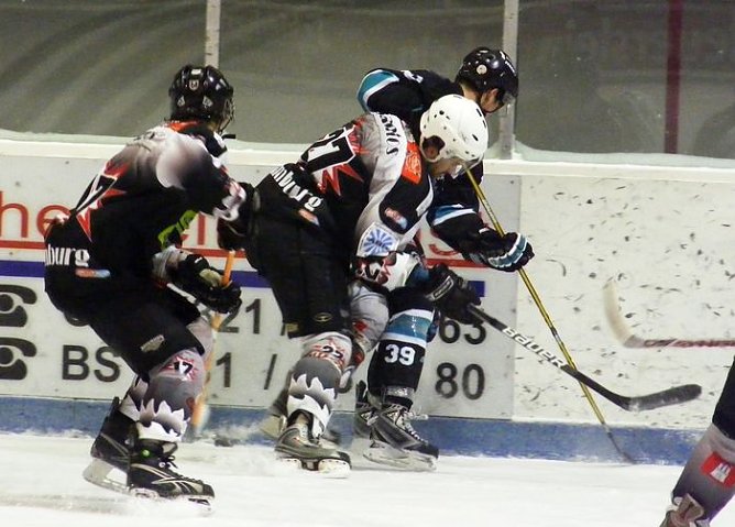 Kampf an der Bande (Foto: R. Koch)