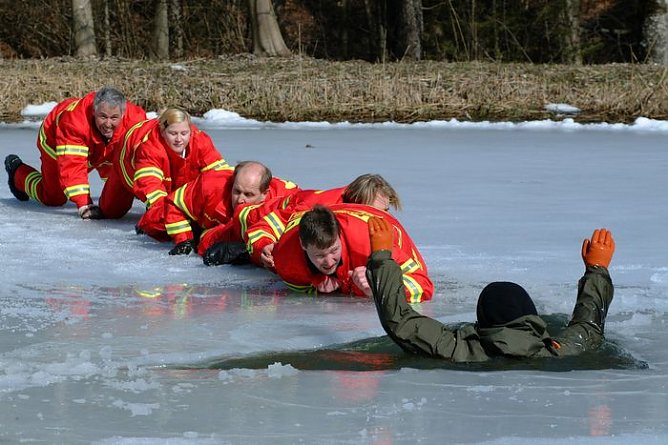 Auf d&uuml;nnem Eis (Foto: DLRG)