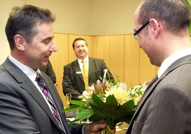 Blumen f&uuml;r den Filialleiter (Foto: nnz)