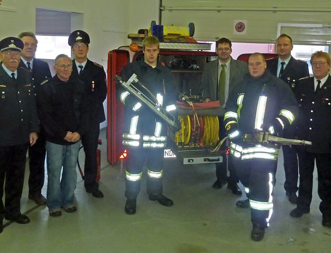 &Uuml;bergeben (Foto: E. Kagelmacher)