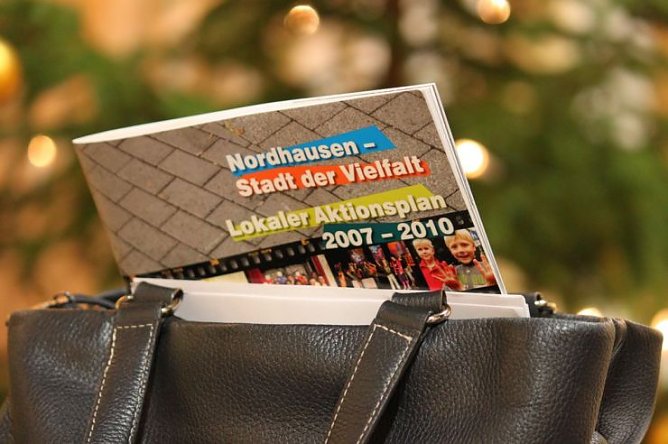 Die Brosch&uuml;re rund um das "Vielfalt tut gut"- Programm (Foto: Stephanie Knoche)