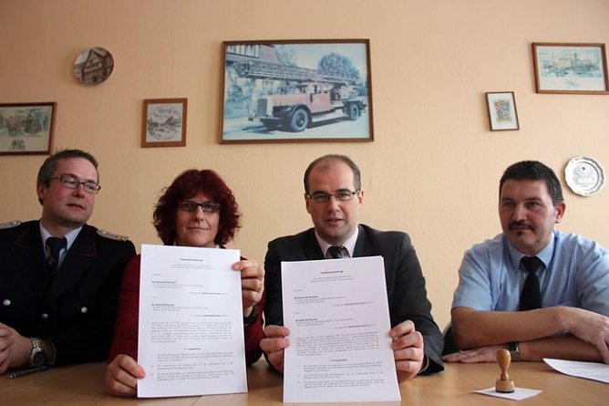 Zusammenarbeit besiegelt (Foto: P. Grabe) Zusammenarbeit besiegelt (Foto: P. Grabe)