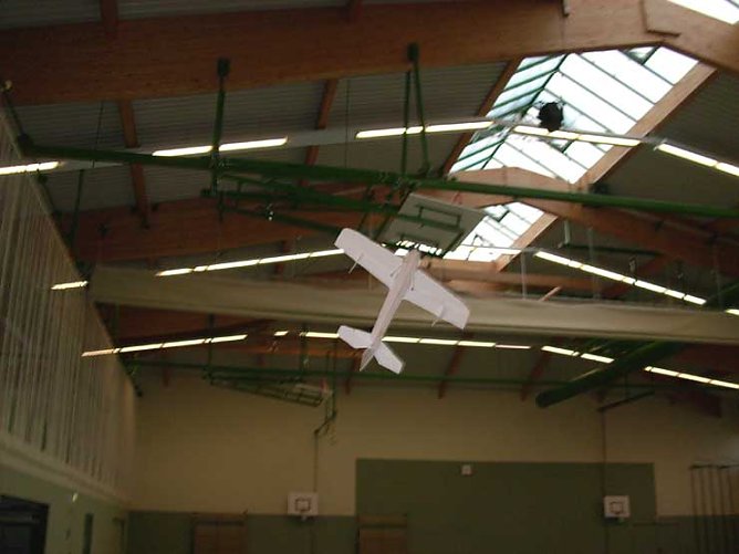 Indoor-Modellflugzeug in der Dreifelderhalle Sondershausen (Foto: Karl-Heinz Herrmann)