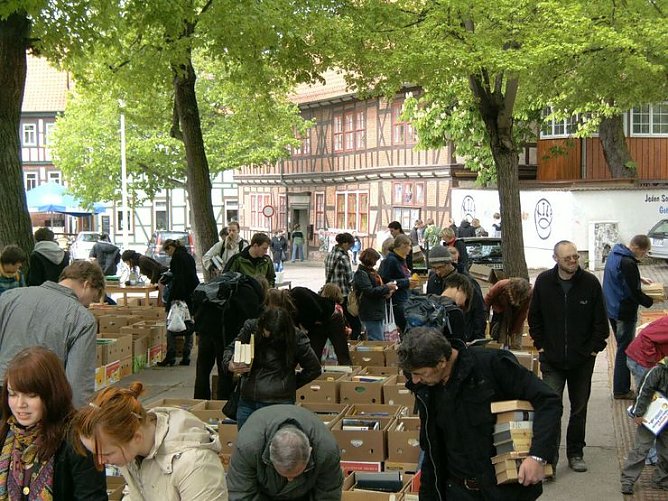 B&uuml;chermarkt vor der Blasiikirche (Foto: privat)
