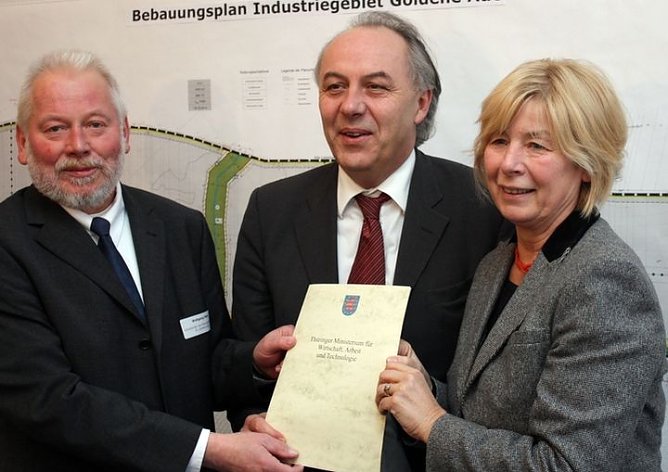 Bescheid &uuml;bergeben (Foto: P. Grabe)