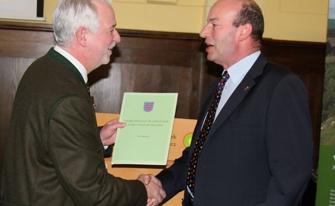 Reinholz übergibt an Claus die Urkunde (Foto: J. Piper) Reinholz übergibt an Claus die Urkunde (Foto: J. Piper)