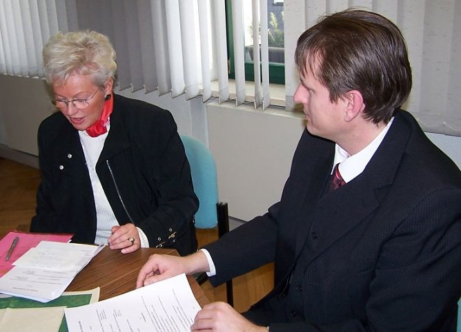 Vertrag wird unterzeichnet (Foto: hfk) Vertrag wird unterzeichnet (Foto: hfk)