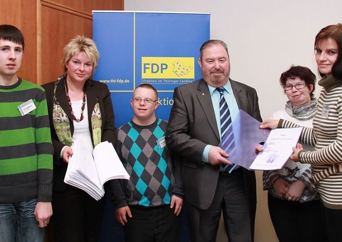 Petition wird &uuml;bergeben (Foto: FDP)