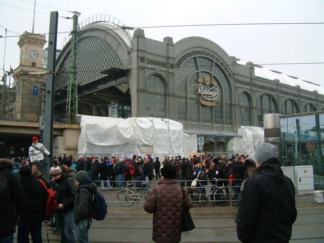 Menschenmengen sammeln sich auf dem Wiener Platz (Foto: Anonymus)