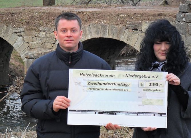 Scheck übergeben (Foto: privat) Scheck übergeben (Foto: privat)