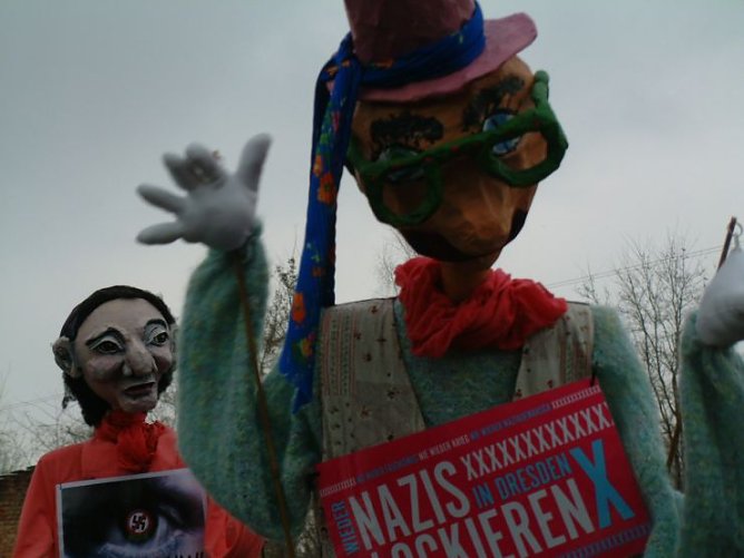 Bunter Protest am Blockadepunkt (Foto: Anonymus) Bunter Protest am Blockadepunkt (Foto: Anonymus)