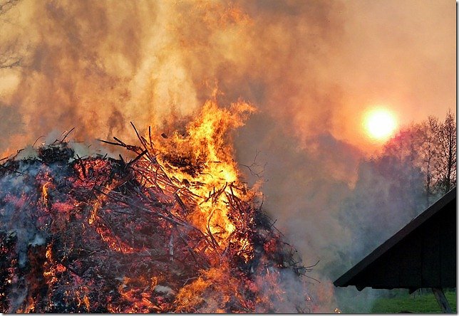 Osterfeuer in Herreden
