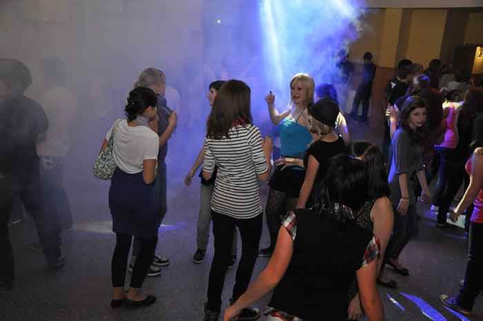 Coole Junge Party im Klubhaus