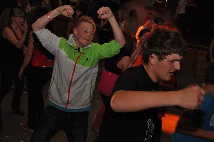Coole Junge Party im Klubhaus