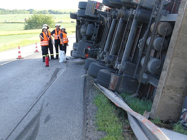 Lkw blockiert Bundesstra&szlig;e