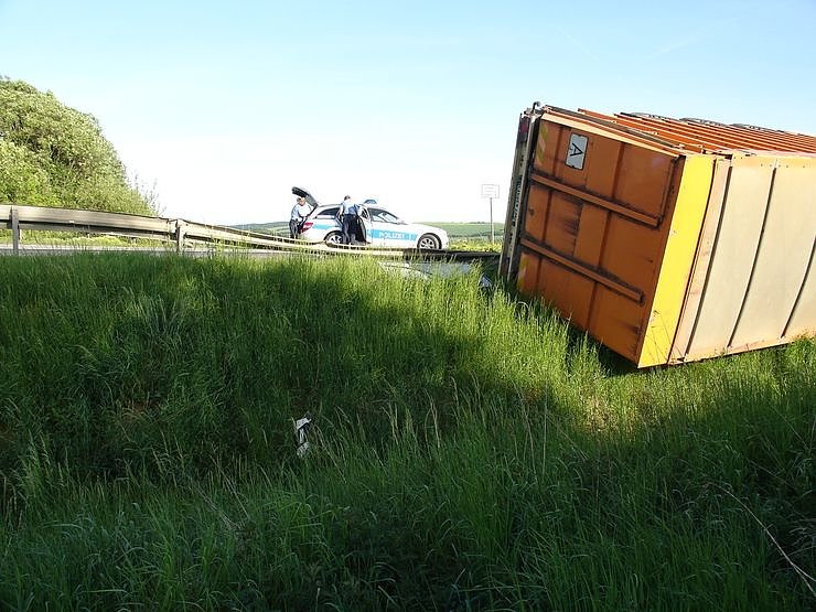 Lkw blockiert Bundesstra&szlig;e