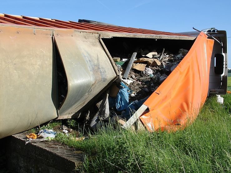 Lkw blockiert Bundesstra&szlig;e