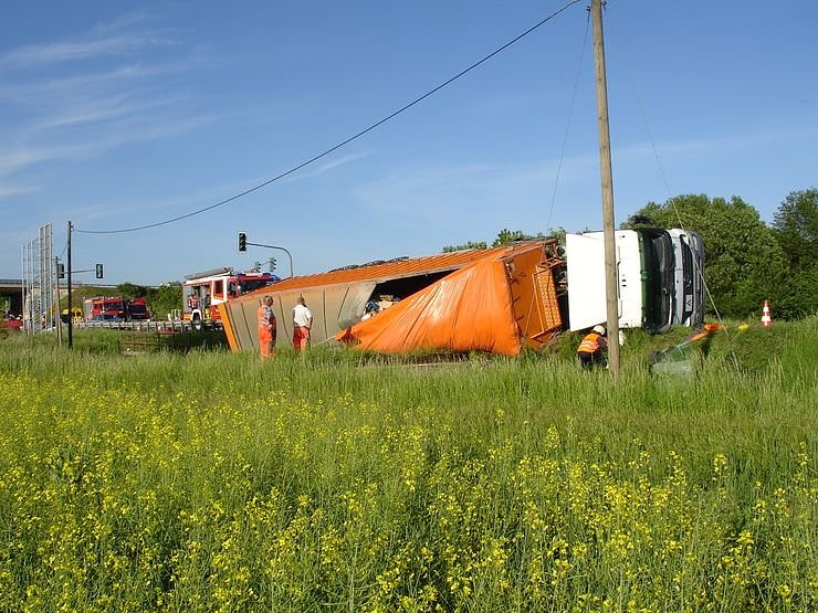 Lkw blockiert Bundesstra&szlig;e