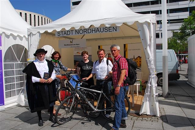 Das Ehepaar Krieger macht Halt am Nordh&auml;user Stand