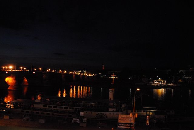  Kirchentagsstadt an der Elbe am Abend